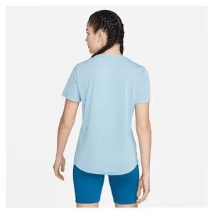 Nike Women's Dri-FIT One Standard Fit Short-Sleeve Tennis Top 4 Nike Women's Dri-FIT One Standard Fit Short-Sleeve Tennis Top - Image 4